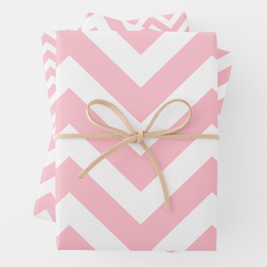 Feuille De Papier Cadeau Tailles différentes rose et blanc Chevron (En situation)
