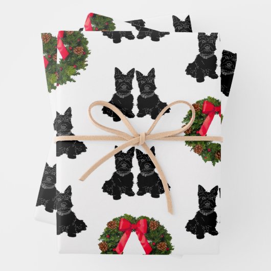 Feuille De Papier Cadeau Terriers écossais avec couronne de Noël (En situation)