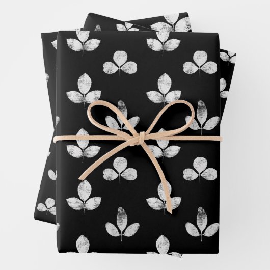 Feuille De Papier Cadeau Trèfle Blanc Noir (En situation)