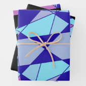Feuille De Papier Cadeau Triangle abstrait bleu rose violet (En situation)