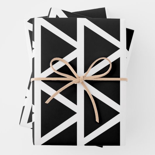 Feuille De Papier Cadeau Triangles noirs (En situation)