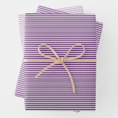 Feuille De Papier Cadeau Trois tons de rayures violettes (En situation)