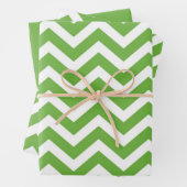 Feuille De Papier Cadeau Vert de printemps et chevron blanc mariage anniver (En situation)