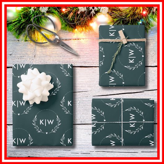 Feuille De Papier Cadeau Vert forêt et blanc | Monogramme initiales moderne