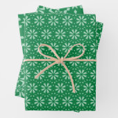 Feuille De Papier Cadeau vert minima graphique motif paddy (En situation)