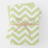 Feuille De Papier Cadeau Vert pastel et chevron blanc Mariage Anniversaire (En situation)