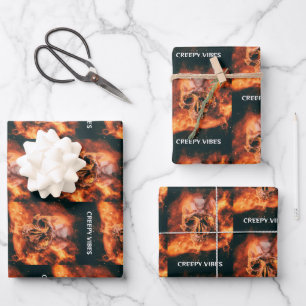 Feuille De Papier Cadeau Vibrations flippantes. Crâne enflammé dans l'espac