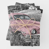 Feuille De Papier Cadeau Voiture classique rose (En situation)