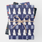 Feuille De Papier Cadeau Winter Penguin Pattern Blue Wrapping Paper  (En situation)