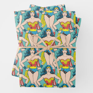 Feuille De Papier Cadeau Wonder Woman tient sur les hanches