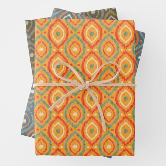Feuille De Papier Cadeau Wrapping paper for Christmas with ogee pattern. (En situation)