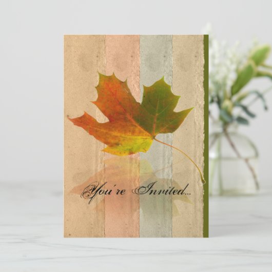 Feuille d'érable d'automne sur papier Faire-part d (Debout devant)