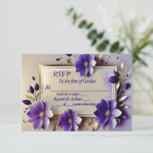 Feuille d'or fleurs violet mariage carte RSVP (Debout devant)
