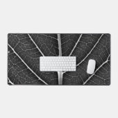 Feuille lumineuse noir et blanc en gros plan (Clavier et souris)