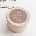 Feuille minimale | Sticker Faveur Merci neutre<br><div class="desc">Ces stickers minimaux neutres feuilles remercient les faveurs de mariage sont parfaits pour une réception de mariage boho. Le design se compose d'une simple silhouette de feuille de verdure dans un ton naturel terreux avec un style bohème minimaliste du désert. Personnalisez les étiquettes autocollants avec vos noms, l'événement (le cas...</div>