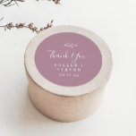Feuille minimale | Sticker Favour Merci Mauve<br><div class="desc">Ces stickers minimaux mauve feuille de remerciement de mariage vous sont parfaits pour une réception de mariage boho. Le design se compose d'une simple silhouette de feuilles de verdure, dans une couleur romantique violet rose avec un style minimaliste bohème de jardin. Personnalisez les étiquettes autocollants avec vos noms, l'événement (le...</div>