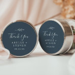 Feuille minimale | Sticker Merci bleu ardoise Favo<br><div class="desc">Ces stickers minimaux en ardoise bleue remercient votre mariage sont parfaits pour une réception de mariage élégante. Le design se compose d'une simple silhouette verte dans un bleu gris foncé avec un style minimaliste classique. Personnalisez les étiquettes autocollants avec vos noms, l'événement (le cas échéant) et la date. Ces autocollants...</div>