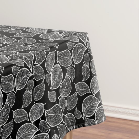 Feuilles blancs sur nappes noires (In Situ)