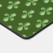 Feuilles d'arbre en Jade Vert sur fond Vert Forêt (Coin)