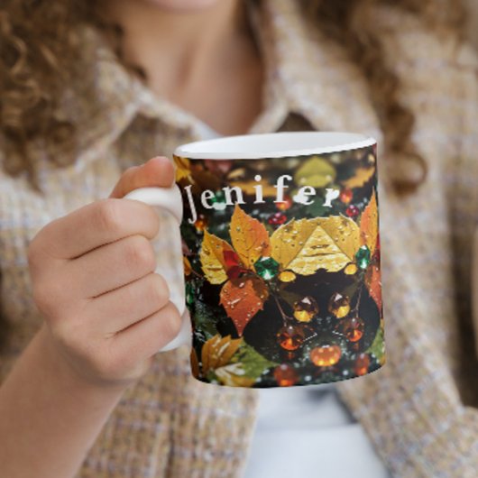 Feuilles d'arbres sur la tasse de café de pluie