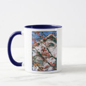 'Feuilles d'automne avec ciel bleu' Mug (Gauche)