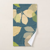 Feuilles d'automne modernes sur fond sarcelle (Serviette à main)