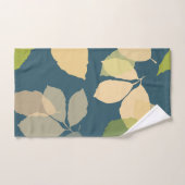 Feuilles d'automne modernes sur fond sarcelle (Serviette à main)