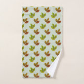 Feuilles de baie boho sur fond vert laurier clair (Serviette à main)