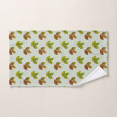 Feuilles de baie boho sur fond vert laurier clair (Serviette à main)