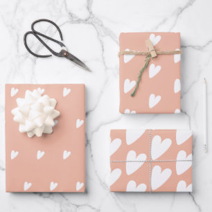 Feuilles de papier d'enveloppement de coeur rose e
