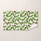 Feuilles de pin de Noël, cônes et baies sur blanc (Serviette à main)