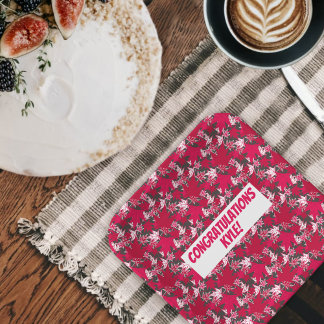 Feuilles d'érable sur assiettes en papier de fond