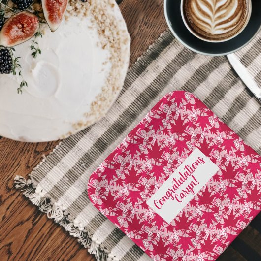Feuilles d'érable sur assiettes en papier rose