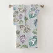 Feuilles d'open work sur un arrière - plan gris cl (En situation)