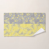 Feuilles gris et jaunes sur un arrière - plan rayé (Serviette à main)