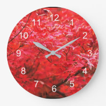 Feuilles rouges tout autour d'une grande horloge