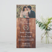 Feuilles rustiques sur le programme de mariage pho (Debout devant)