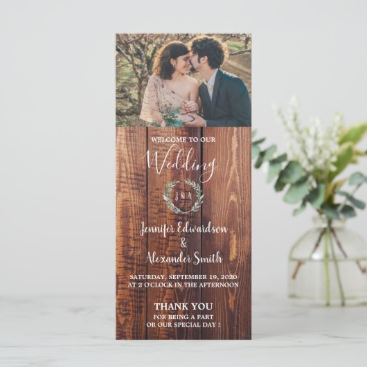 Feuilles rustiques sur le programme de mariage pho (Debout devant)