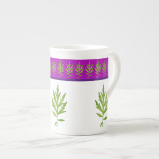 Feuilles sauvages sur un mug en porcelaine fine