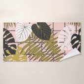 Feuilles tropicaux, fleurs, motif peint à la main. (Serviette de bain)
