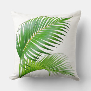 Feuilles vertes de palmier tropical sur un coussin