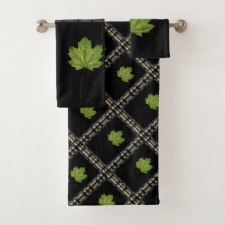 Feuilles Vertes Sur Un Regard Fraîche Noir