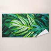 Feuilles verts tropicaux sur arrière - plan sombre (Serviette de bain)