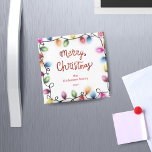 Feux de Noël Joyeux Magnet de Noël<br><div class="desc">Notre collection "Fêtes de Noël colorées" rassemble des éléments festifs tels que des lumières de Noël avec des polices chic et élégantes sur un arrière - plan sobre.</div>