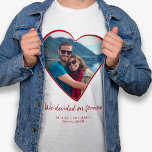 Fiançailles de coeur photo couple personnalisé<br><div class="desc">Un couple mignon photo en forme de coeur personnalisé "nous avons décidé pour toujours" texte,  noms,  et date blanc t-shirt fiançailles faire-part.          Personnalisé avec votre image et votre texte !           Il peut s'agir d'un cadeau de gardien mignon pour célébrer votre fiançailles ou votre première Saint-Valentin comme mariés.</div>