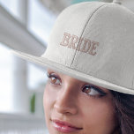 Fiançailles de typographie simple rose moderne<br><div class="desc">Ce casquette de baseball présente un design élégant et moderne avec une typographie rose qui ajoute une touche élégante. Les détails brodés lui donnent une finition de qualité, ce qui en fait un choix élégant pour toutes les occasions. Que vous fêtiez votre fiançailles ou que vous fassiez la lune de...</div>