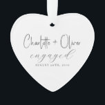 Fiançailles Keepsaké Heart<br><div class="desc">Un élégant ornement en verre fiançailles avec typographie classique qui met en valeur les noms du couple, la date fiançailles et le mot engagé dans l'écriture moderne. Conçu sur un coeur blanc simple avec une police noire intemporelle, ce keepsa fait un beau cadeau pour les couples nouvellement engagés ou un...</div>