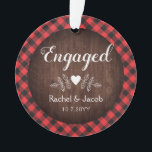 Fiançailles rustique Red Buffalo Plaid<br><div class="desc">Ce fiançailles mariage garde de Noël ornement design dispose d'espace pour votre texte sur un plaid de buffle rouge et noir et arrière - plan de bois, accentué de branches et un coeur. La collection de produits de coordination est disponible dans notre boutique, zazzle.com/store/doodlelulu. Contactez-nous si vous avez besoin que...</div>