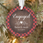 Fiançailles rustique Red Buffalo Plaid Photo<br><div class="desc">Ce fiançailles mariage garde l'ornement de Noël dispose d'espace pour le texte et une photo, le tout sur un arrière - plan chaud rouge et noir de buffle plaid, accentué de branches et un coeur. La collection de produits de coordination est disponible dans notre boutique, zazzle.com/store/doodlelulu. Contactez-nous si vous avez...</div>