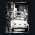 Fiat 500, Cinquecento, en Italie Poster<br><div class="desc">Une photo classique en noir et blanc d'un Fiat 500,  cinquecento,  prise en Italie centrale. Un design rétro classique et emblématique. Fiat 500,  Fiat, 500,  Cinquecento,  Rome,  Italie,  Voiture,  Classique,  Noir et Blanc</div>